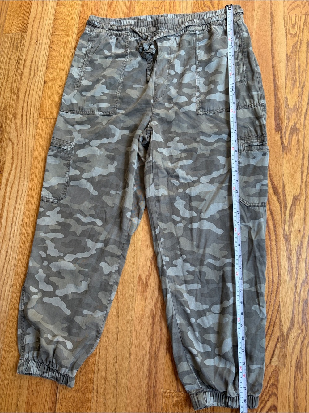 American Eagle AEO Camo Cargo Slouchy Joggers Pants. Size: Large. Like new! - Picture 9 of 11